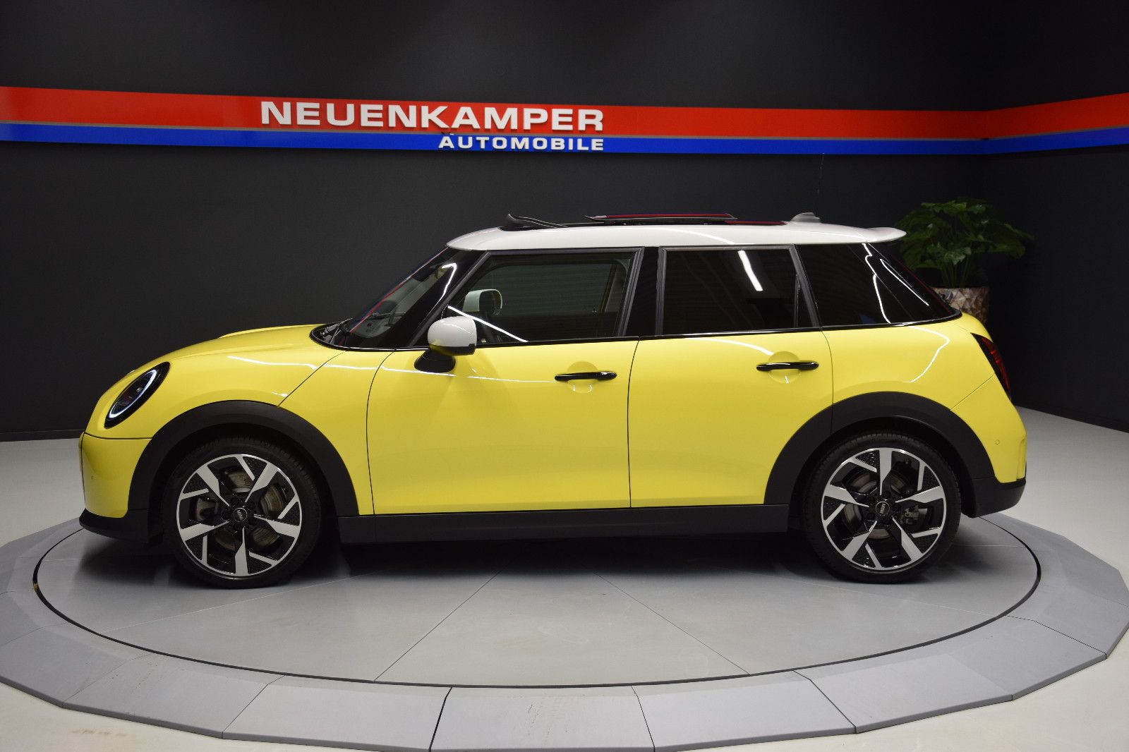 Fahrzeugabbildung MINI Cooper S Classic Trim 5-Türen Paket-L Pano h/k