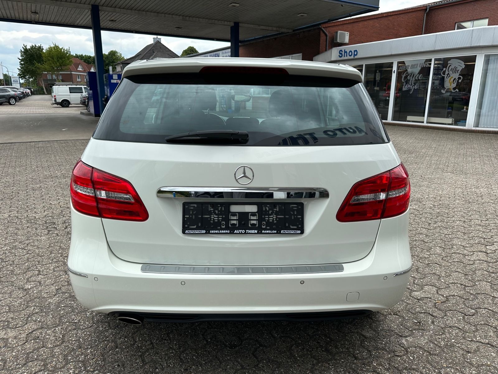 Fahrzeugabbildung Mercedes-Benz B 180 AHK/BiXenon/Pano/Navi/SHZG/GJR
