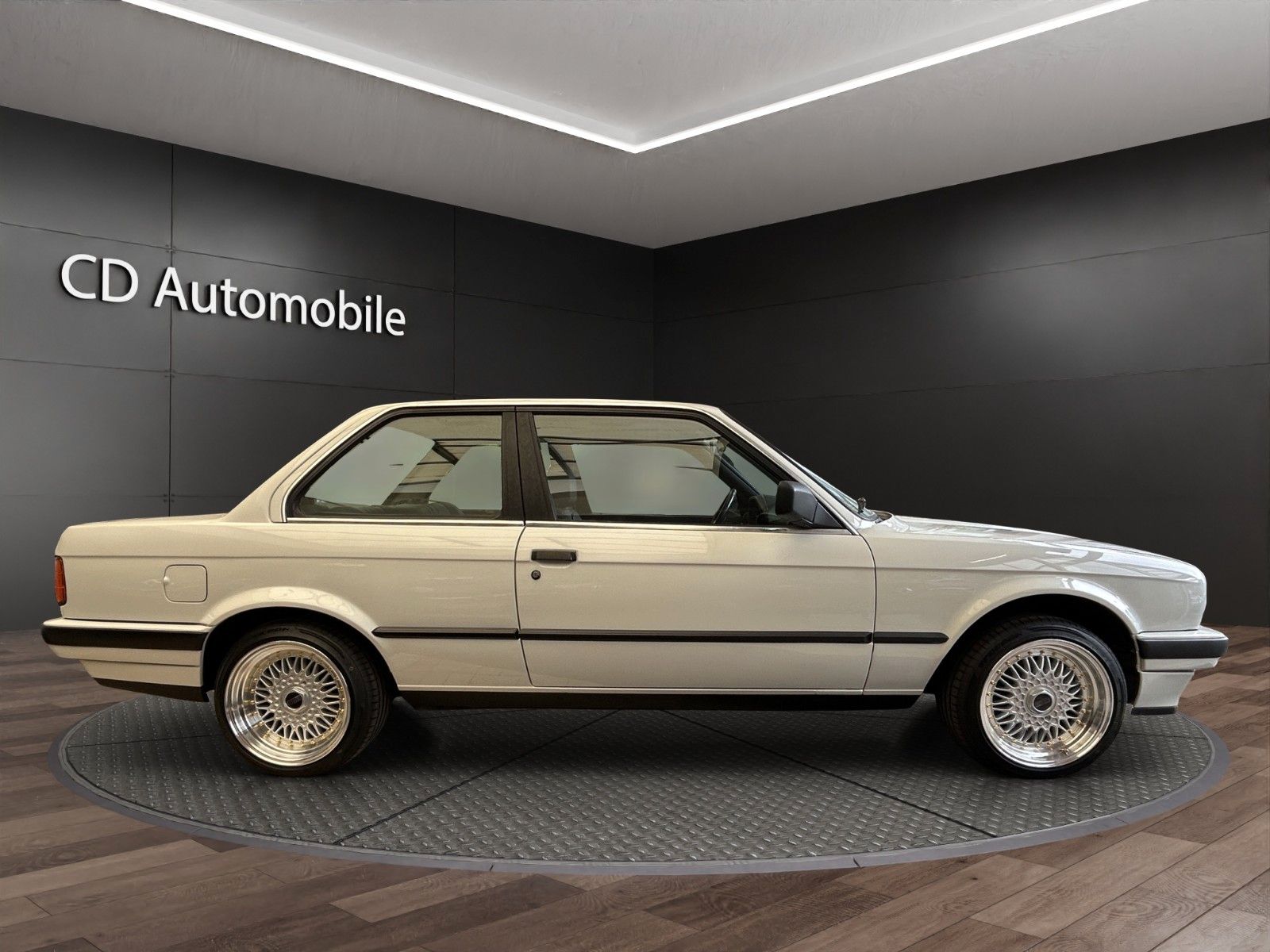 Fahrzeugabbildung BMW 320i E30/Automatik/Leder/H-Zulassung
