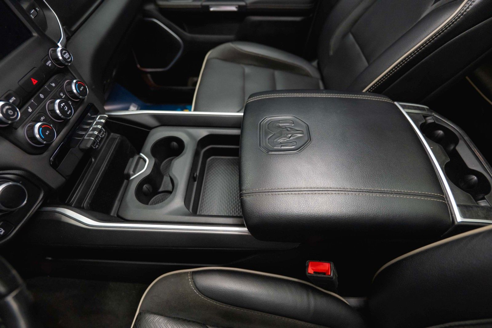 Fahrzeugabbildung Dodge RAM 5.7 V8 HEMI 4x4 Night LARAMIE Pano LED 19%