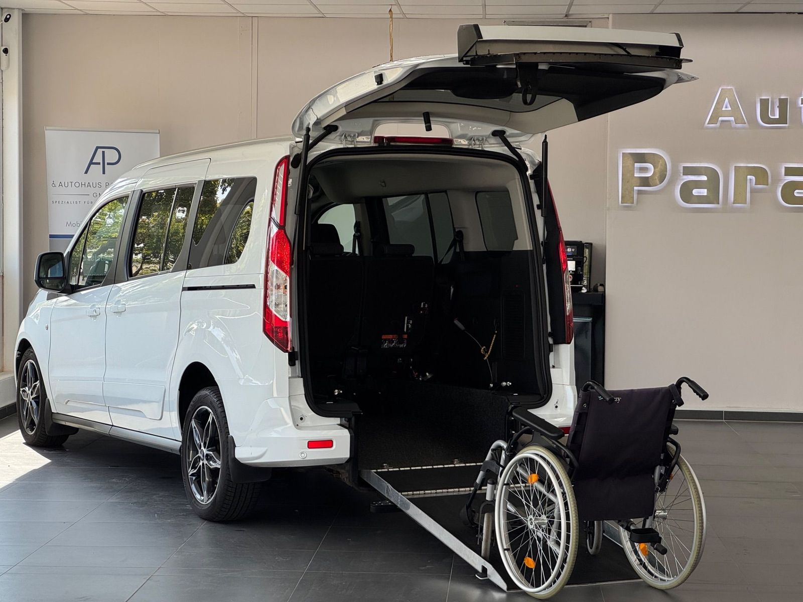 Ford Ford Grand Tourneo Titanium Rollstuhlgerecht-Rampe