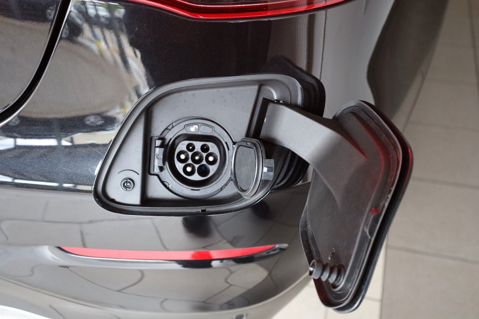 Fahrzeugabbildung Mercedes-Benz GLC 300e Coupe 4M,Leder,Navi,LED,GSD,360Kamera