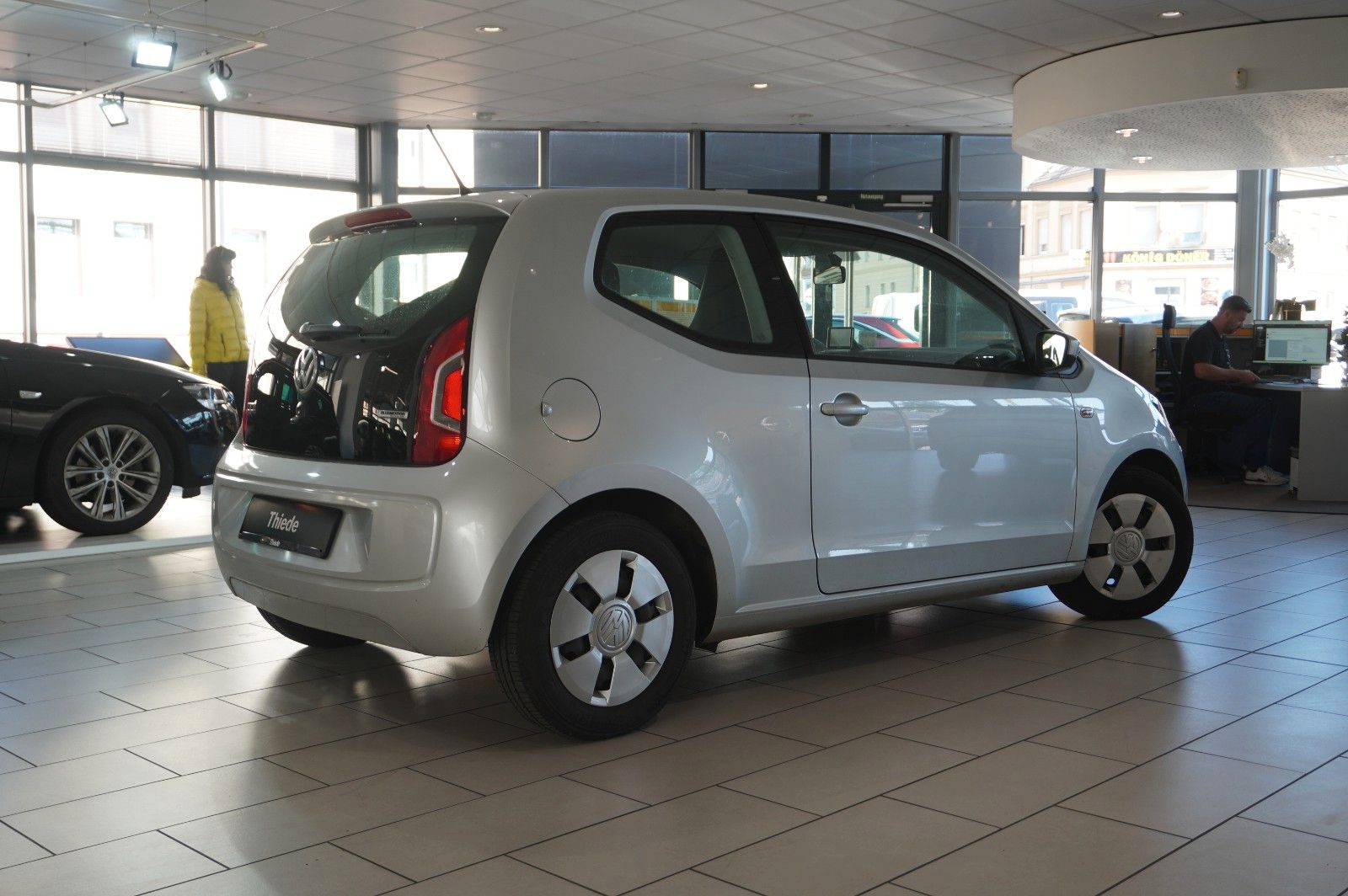 Fahrzeugabbildung Volkswagen up! 1.0 MOVE 3-TÜR NAVI/KLIMA/SPORT/CD/AUX/TÜV