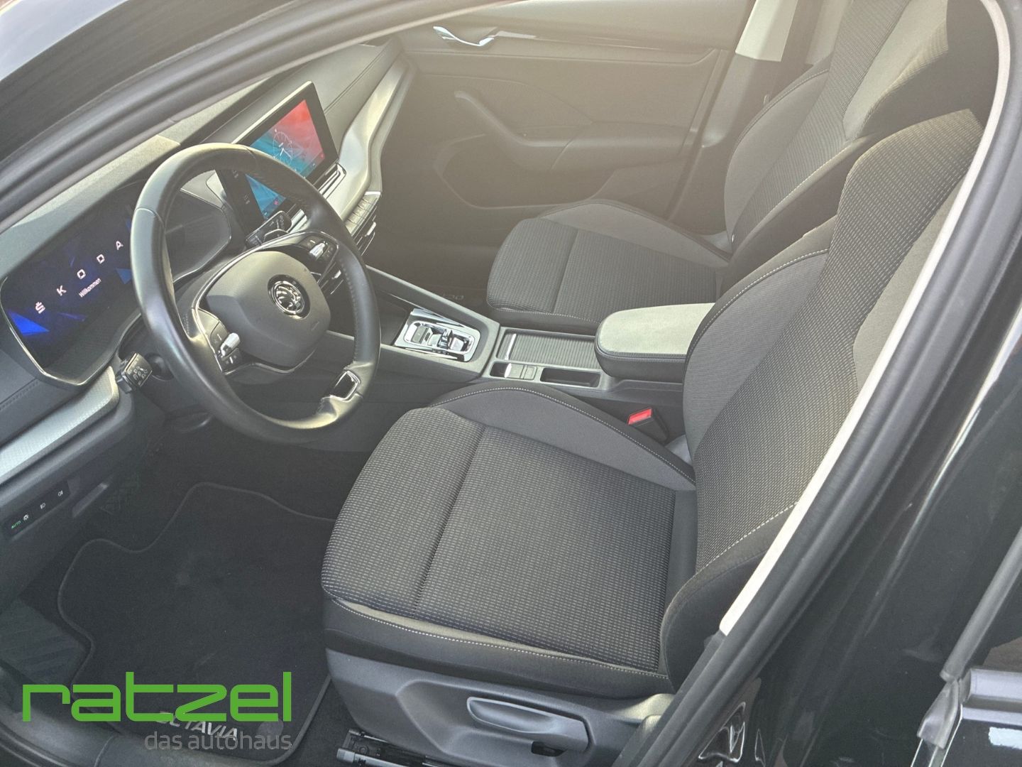 Fahrzeugabbildung SKODA Octavia Combi 2.0 TDI DPF Ambition Navi LED Smar