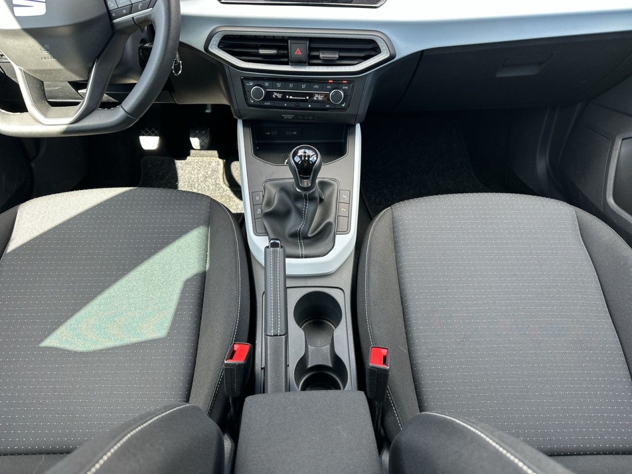 Fahrzeugabbildung SEAT Arona Road Edition 1.0 TSI 116PS 6-Gang - mit KI generiert/bearbeitet