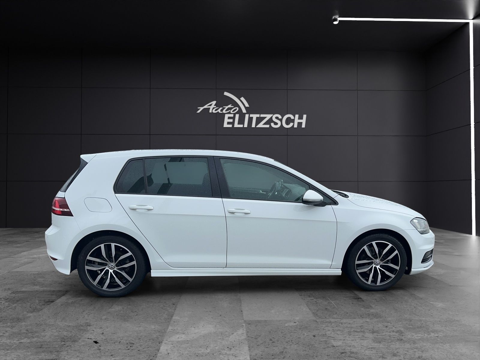 Fahrzeugabbildung Volkswagen Golf VII Lim. TSI Highline 2 x R-LINE Xenon 17"