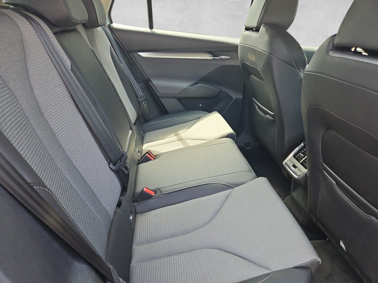 Fahrzeugabbildung SKODA Enyaq 60 Loft Navi,AHK,LED,SHZ,Klima 3 Zonen