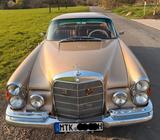 Mercedes-Benz Goldene Eleganz - Ein Klassiker mit Seele - Mercedes-Benz 250 aus 1966