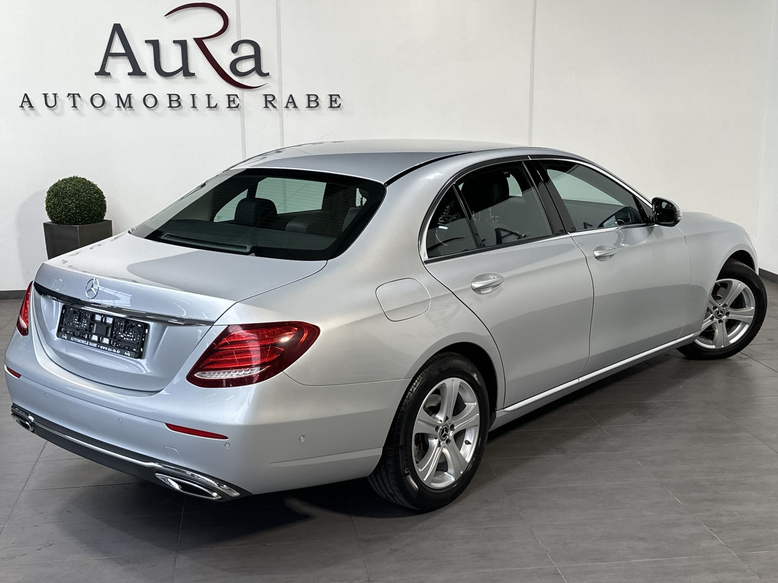 Fahrzeugabbildung Mercedes-Benz E 220d Limousine Avantgarde NAV+LED+AHK+CARPLAY