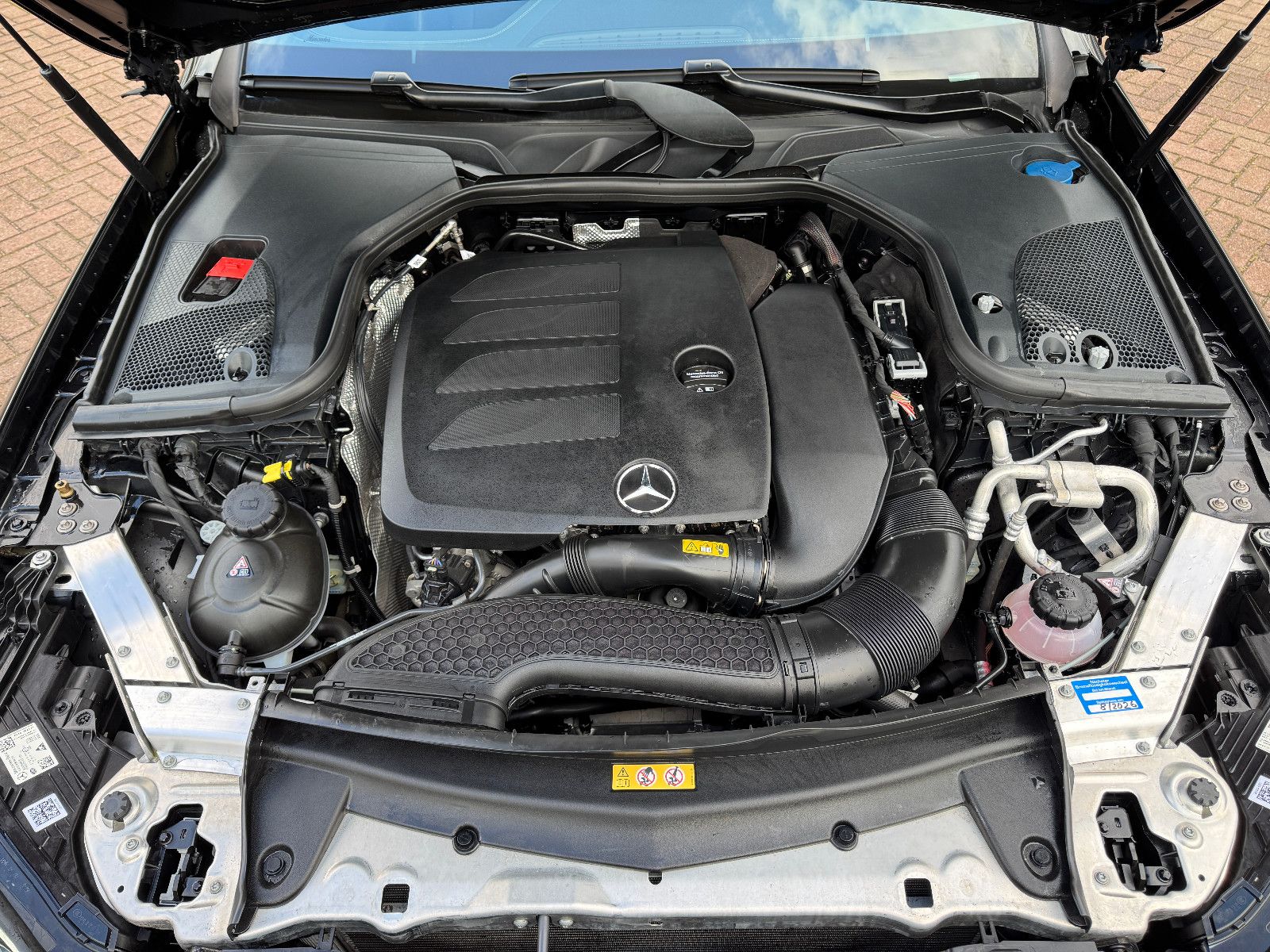 Fahrzeugabbildung Mercedes-Benz E 300 Coupe 9G 2X AMG LINE PANORAMA MBUX 20 ZOLL