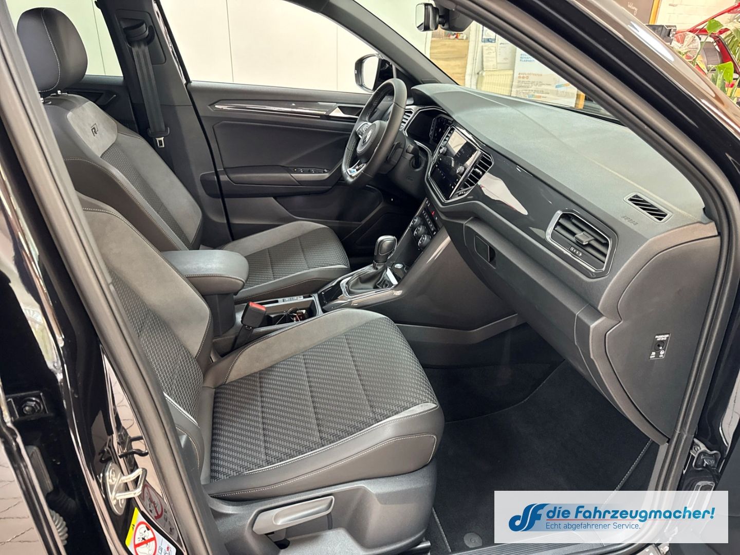 Fahrzeugabbildung Volkswagen T-Roc R-LINE Sportpaket ab.AHK Navi Digi.Cockpit