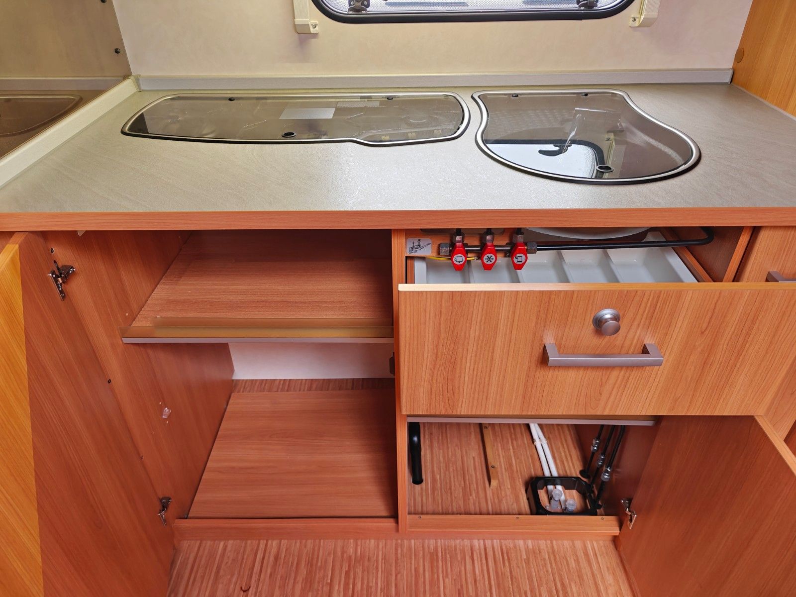 Fahrzeugabbildung Knaus Sport 400 LB - Doppelbett/Sitzgruppe, Superb -