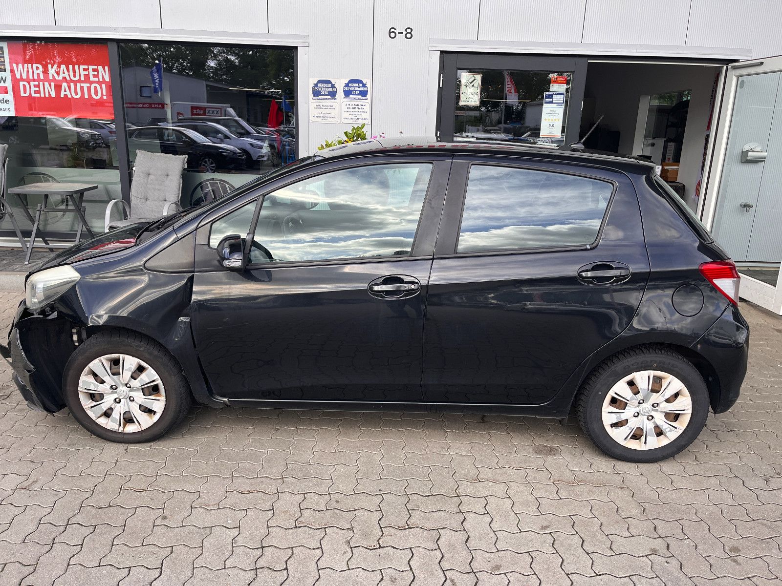 Fahrzeugabbildung Toyota Yaris Life Automatik / Frontschaden
