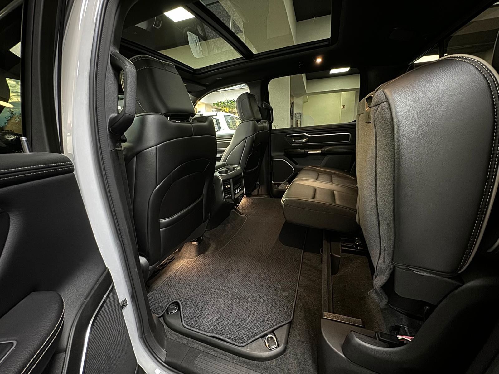 Fahrzeugabbildung Dodge LARAMIE CREW CAB SPORT  12" LUFTFEDER  HEMI 4x4