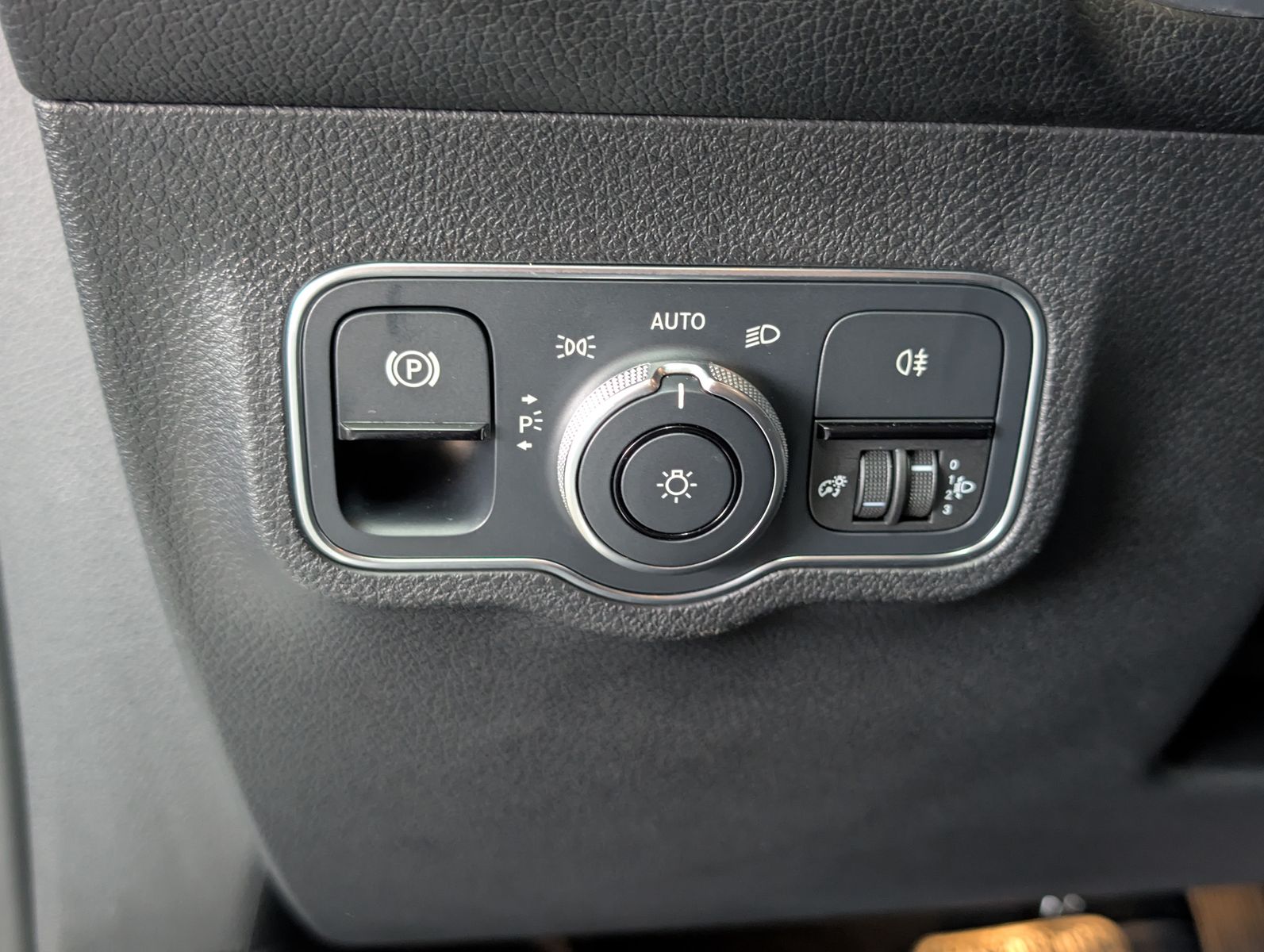 Fahrzeugabbildung Mercedes-Benz GLB 220 d MBUX LEDER VIRT APP KAM LED SHZ ALU