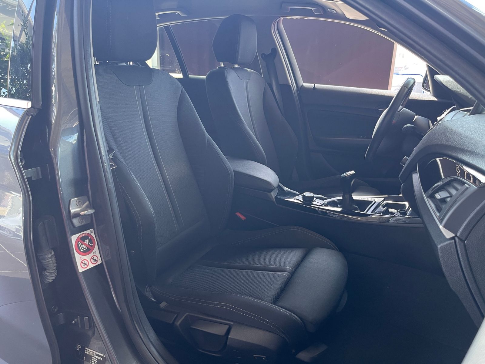 Fahrzeugabbildung BMW 118 i Sport Line KLIMA LED SHZ PDC 17"
