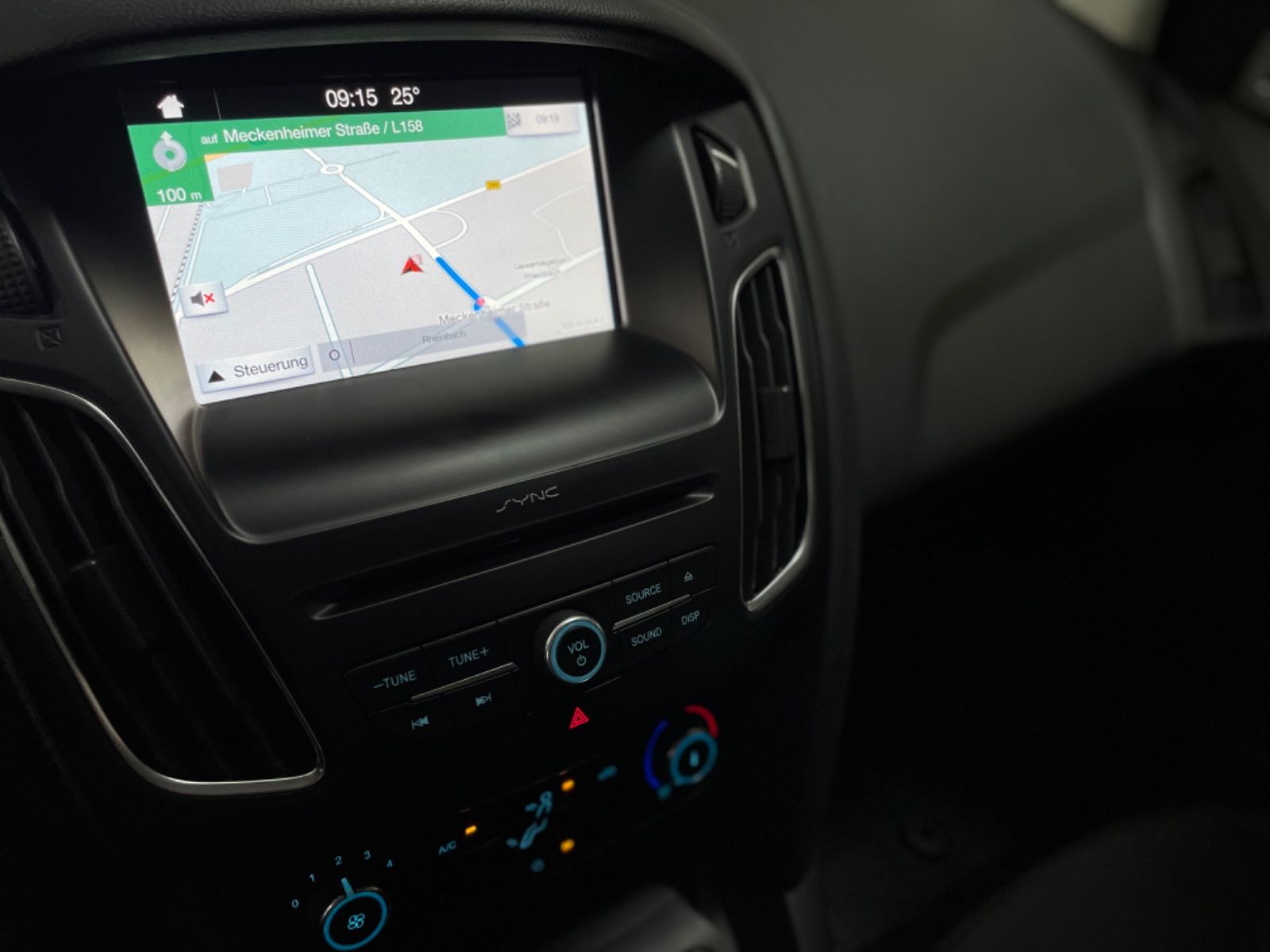 Fahrzeugabbildung Ford Focus Turnier Business Navi PDC