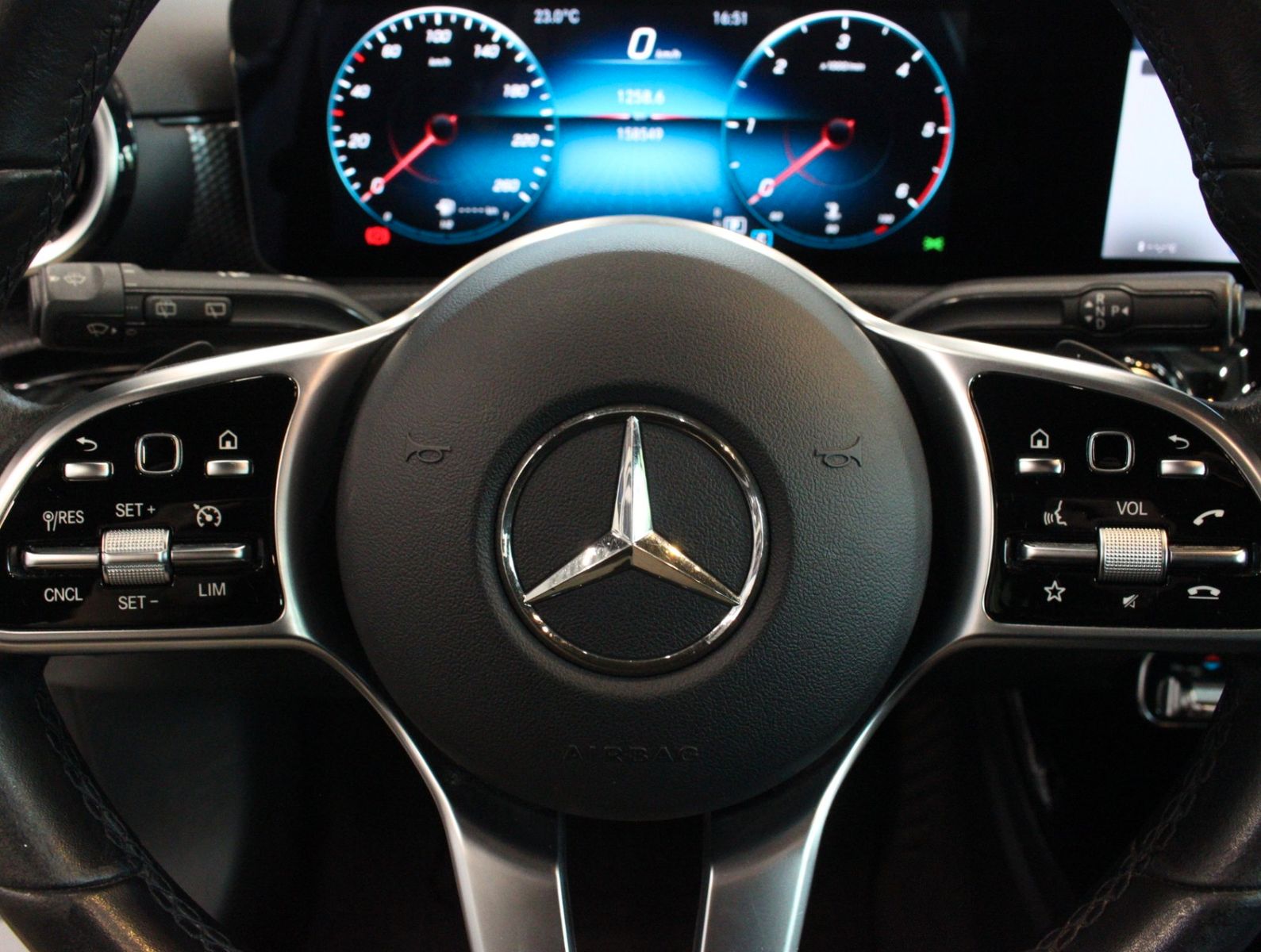 Fahrzeugabbildung Mercedes-Benz A 200 d Progressive Carbon+Wdescreen+Navi+Kamera