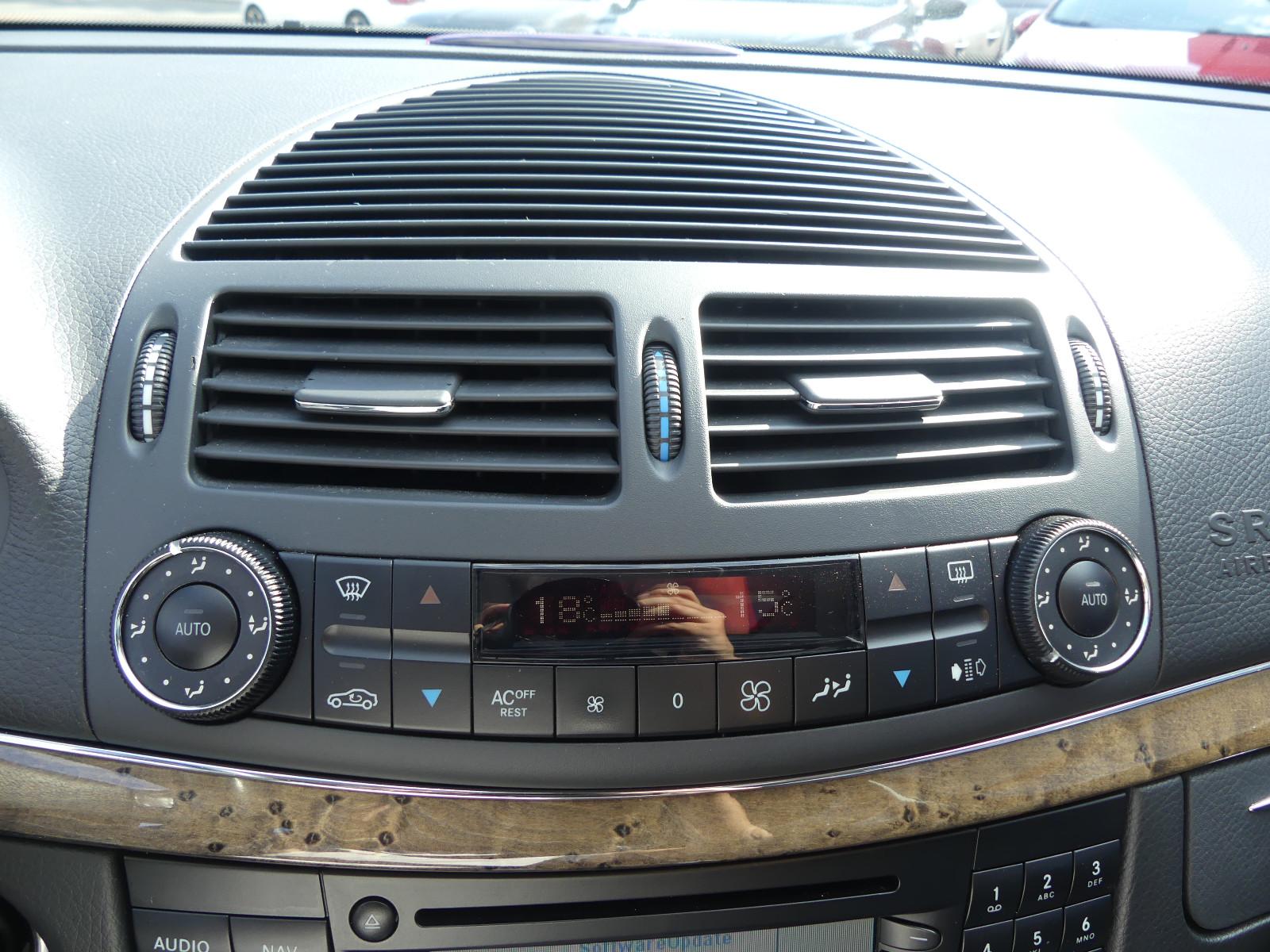 Mercedes-Benz E200 2004 — photo 18