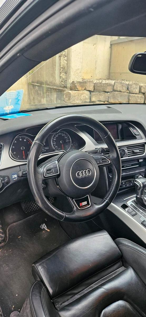 Audi A4 2012 — салон