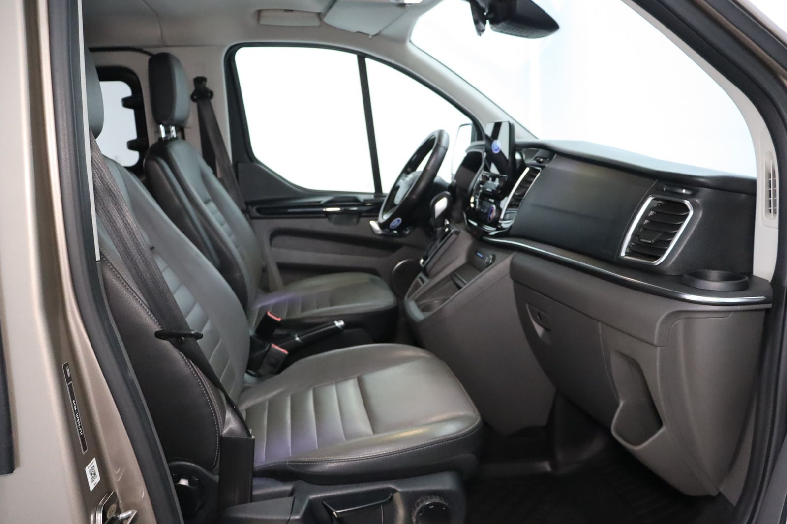 Fahrzeugabbildung Ford Tourneo Custom 2.0 L2 Lang Titanium Black Series