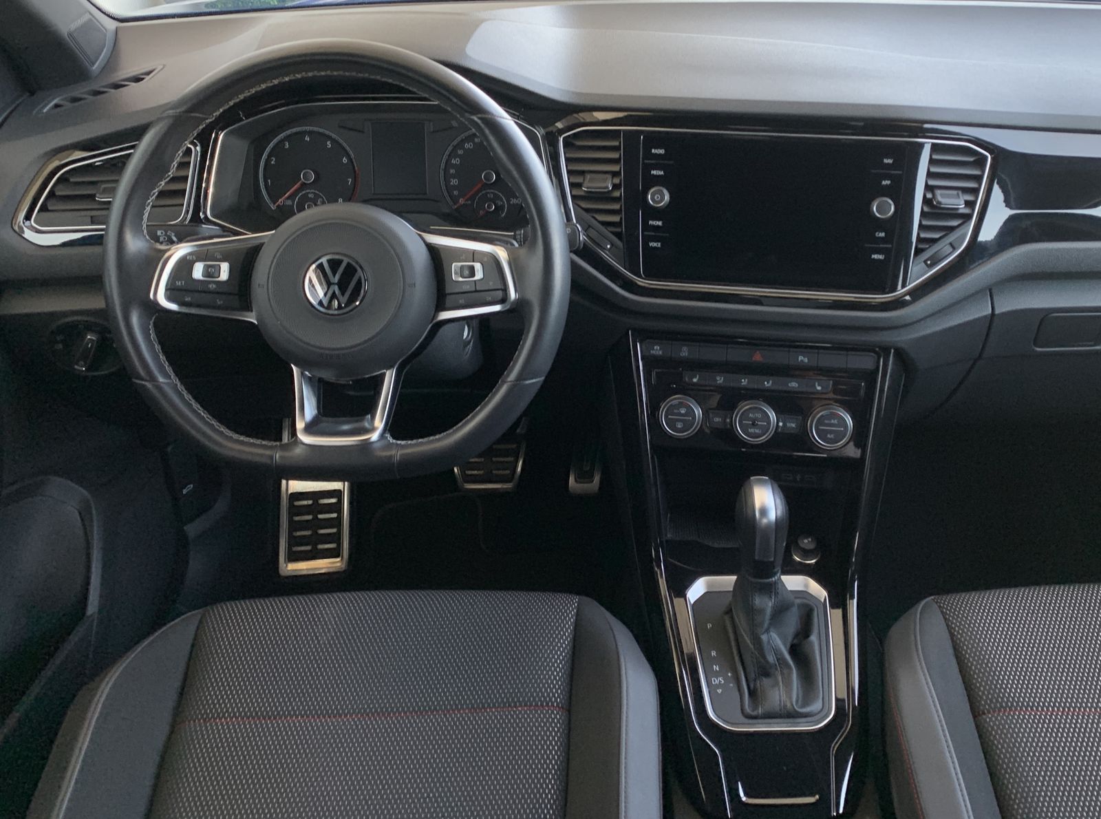 Fahrzeugabbildung Volkswagen T-Roc 1.5 TSI*Sport*LED*ACC*Spur*Navi*SHZ*