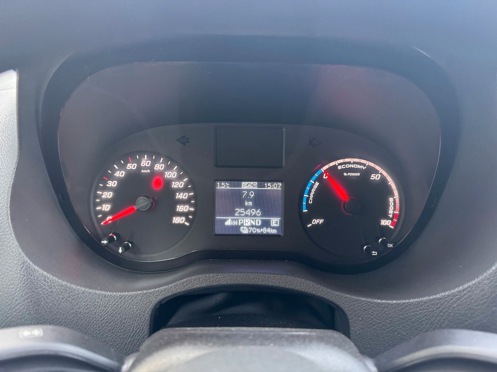 Fahrzeugabbildung Mercedes-Benz eSprinter 312 DHL Regal KEP-Ausbau