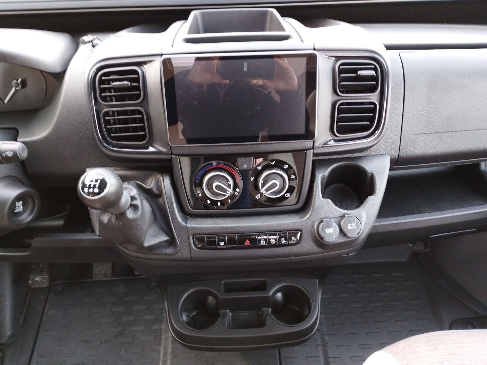 Fahrzeugabbildung Eura Mobil Van V 595 HB Alufelgen, RFK, Captain-Chair-Sitze