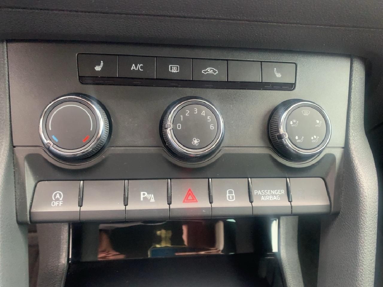 Fahrzeugabbildung SKODA Karoq Ambition Navi* SHZ* Tempomat*