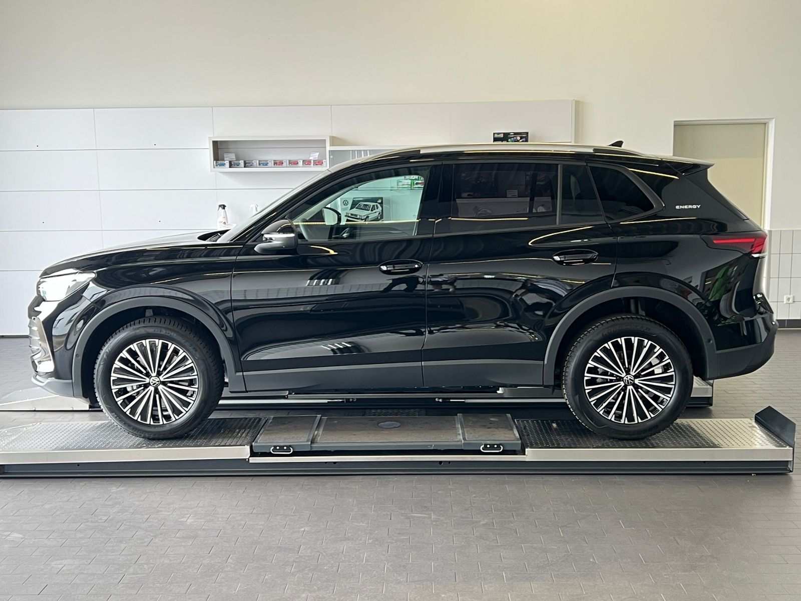 Fahrzeugabbildung Volkswagen Tiguan  ENERGY 2.0 TDI DSG *AHK, Navi, Ganzjahre