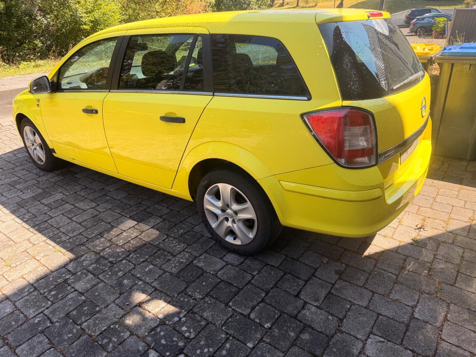Opel Astra 2011 — салон