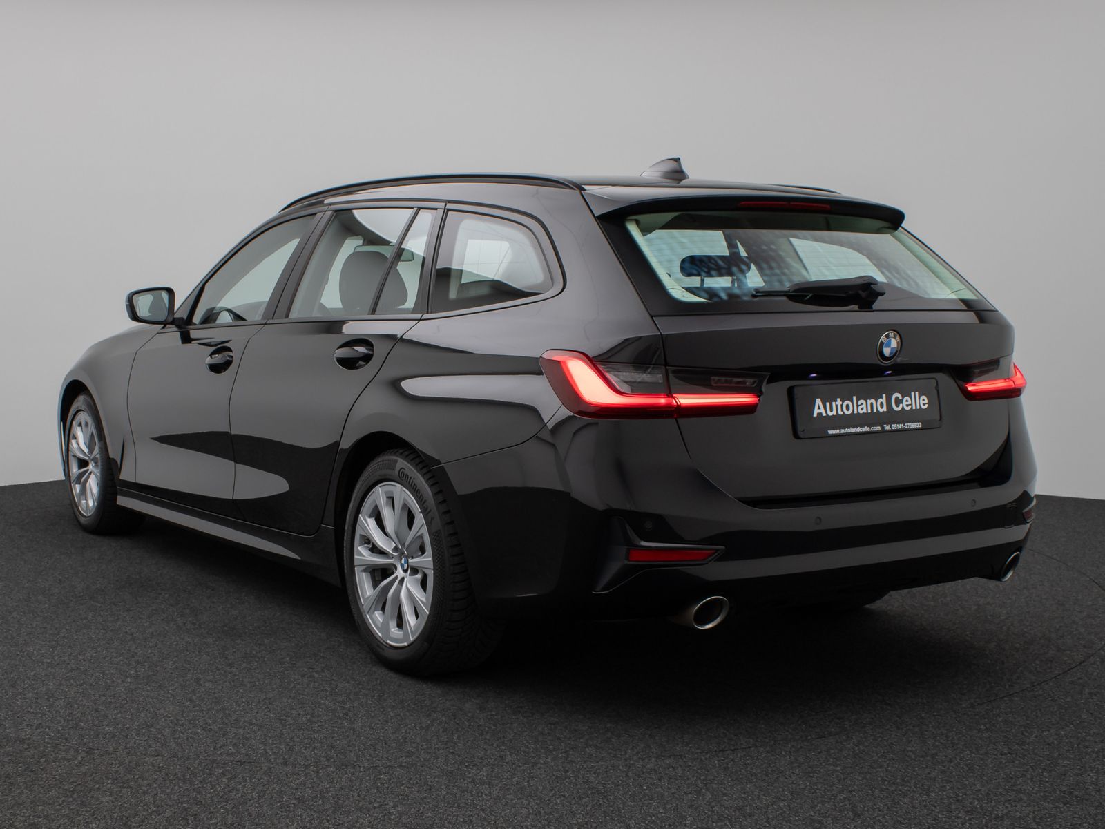 Fahrzeugabbildung BMW 330i HUD DAB CockPitPro DrivAssist PDC LED Alarm