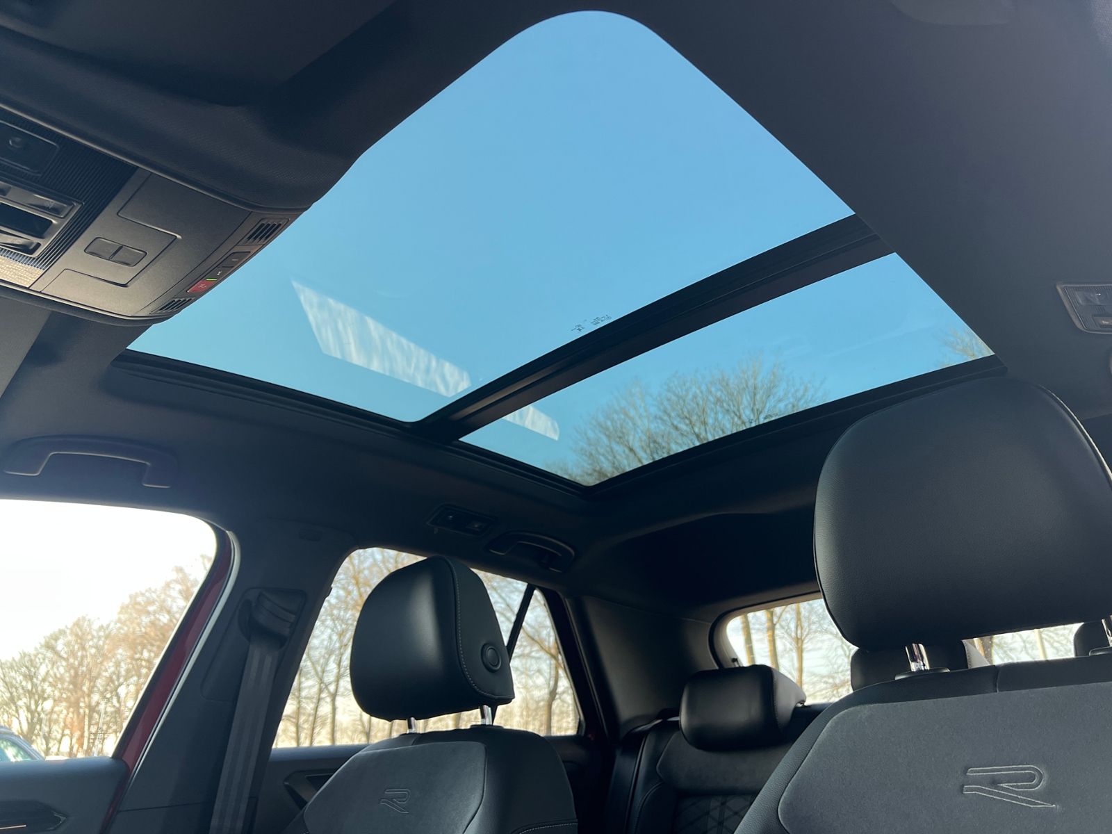 Fahrzeugabbildung Volkswagen T-Roc R-Line 1.5 TSI DSG *AHK, Pano, Black Style