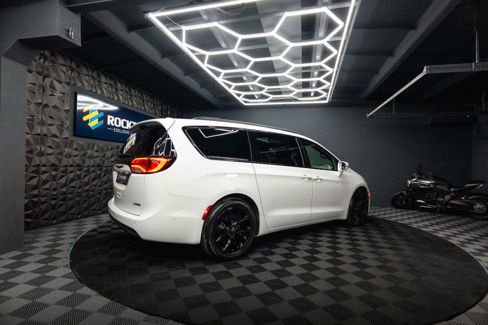 Fahrzeugabbildung Chrysler Pacifica 3.6 V6 LIMITED Night *Pano*CarPlay*ACC
