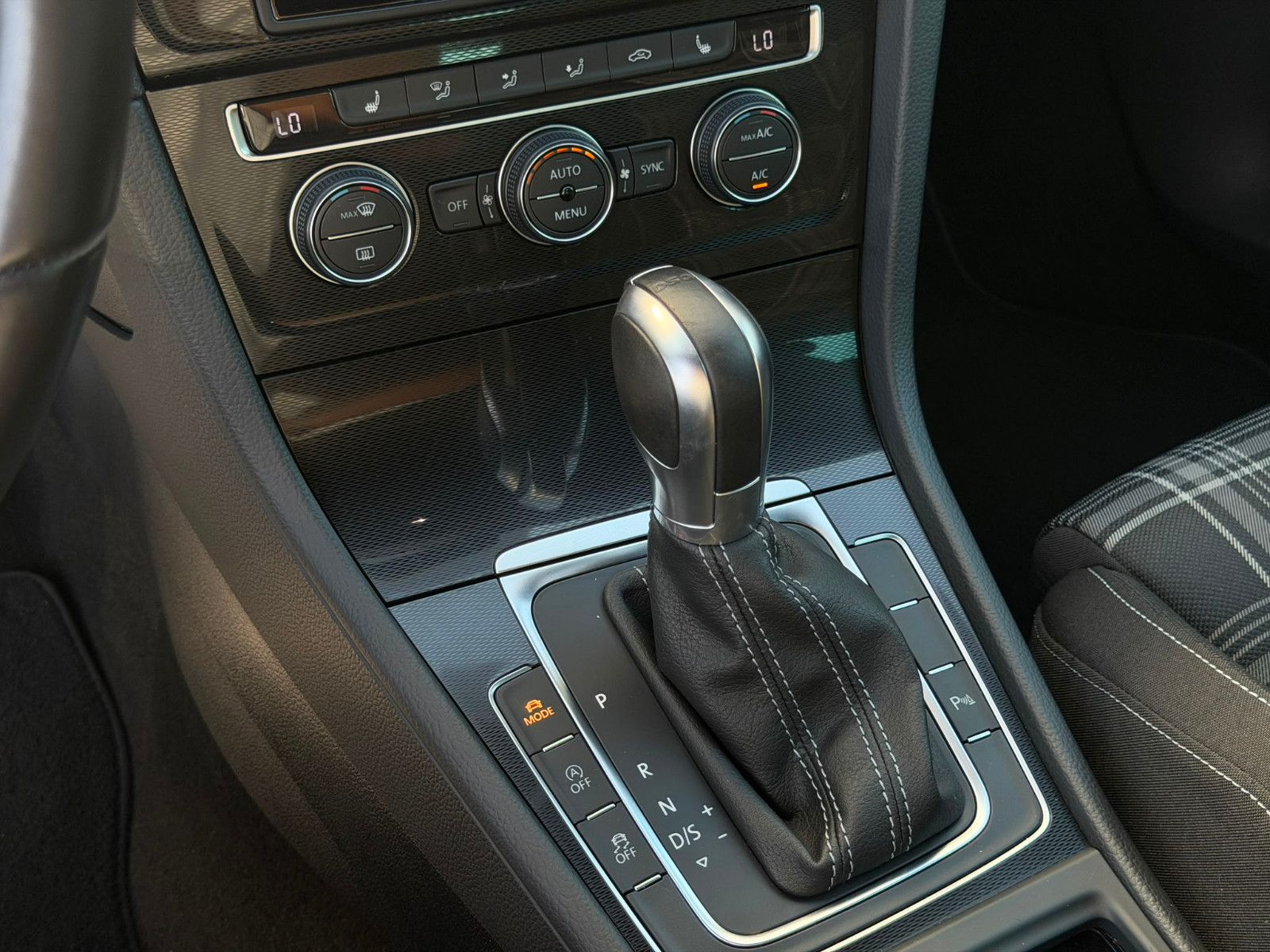 Fahrzeugabbildung Volkswagen Golf VII Lim. GTD DSG Bi-Xenon GRA Navi SHZ PDC