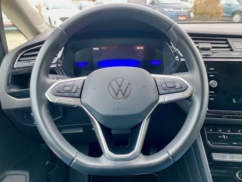 Fahrzeugabbildung Volkswagen Touran 1.5 TSI DSG 7-SITZER AAC AHK LED NAVI
