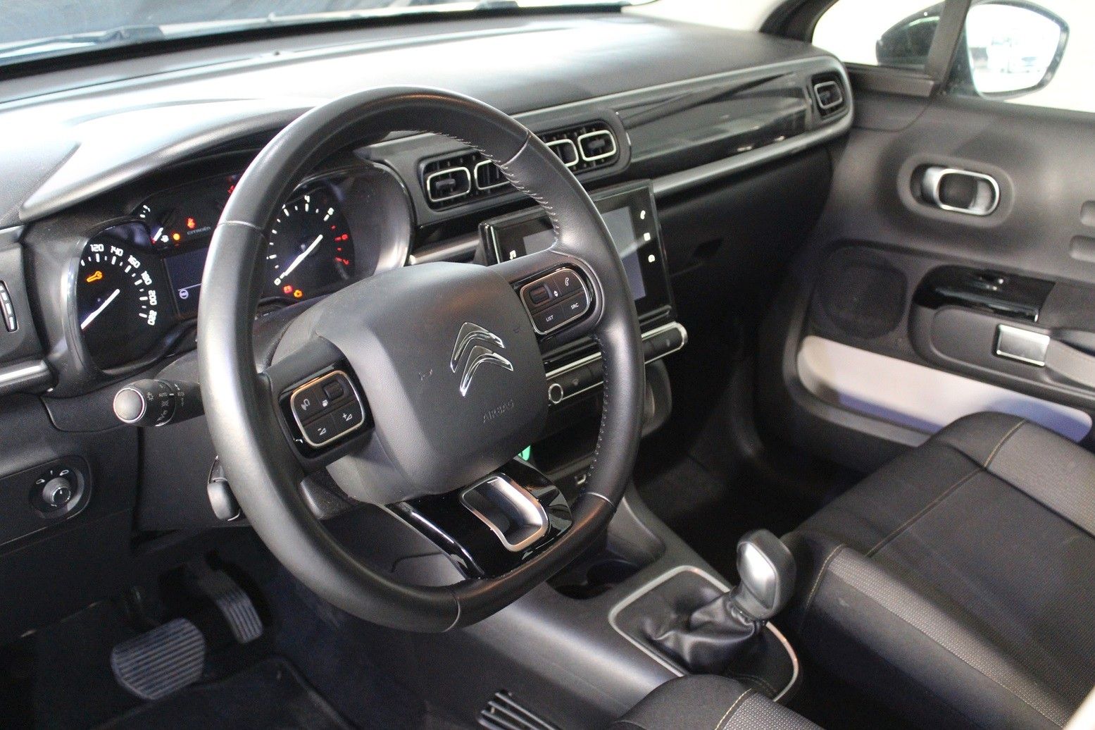 Fahrzeugabbildung Citroën C3 Shine Pack 1.2T NAVI/LED/PDC/TEMPOMAT/DAB+
