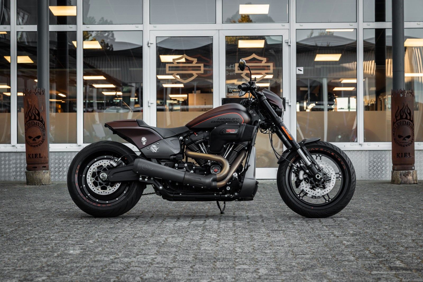 Fahrzeugabbildung Harley-Davidson FXDR 114 CUI - KESSTECH - SEITLICHER KZH