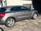 Mercedes-Benz GLA 200 - - Mercedes-Benz GLA 200 mit Benzin-Antrieb