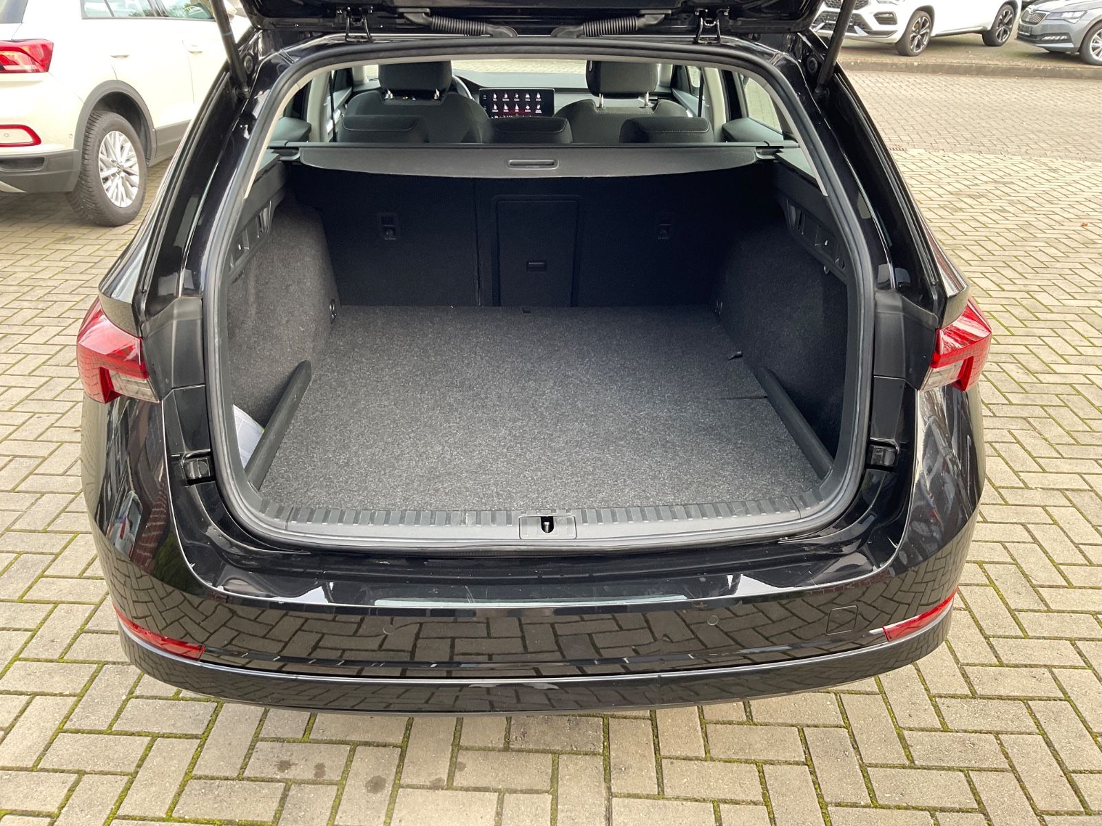 Fahrzeugabbildung SKODA Octavia Combi 1.4 TSI iV DSG,HeadUp,Navi