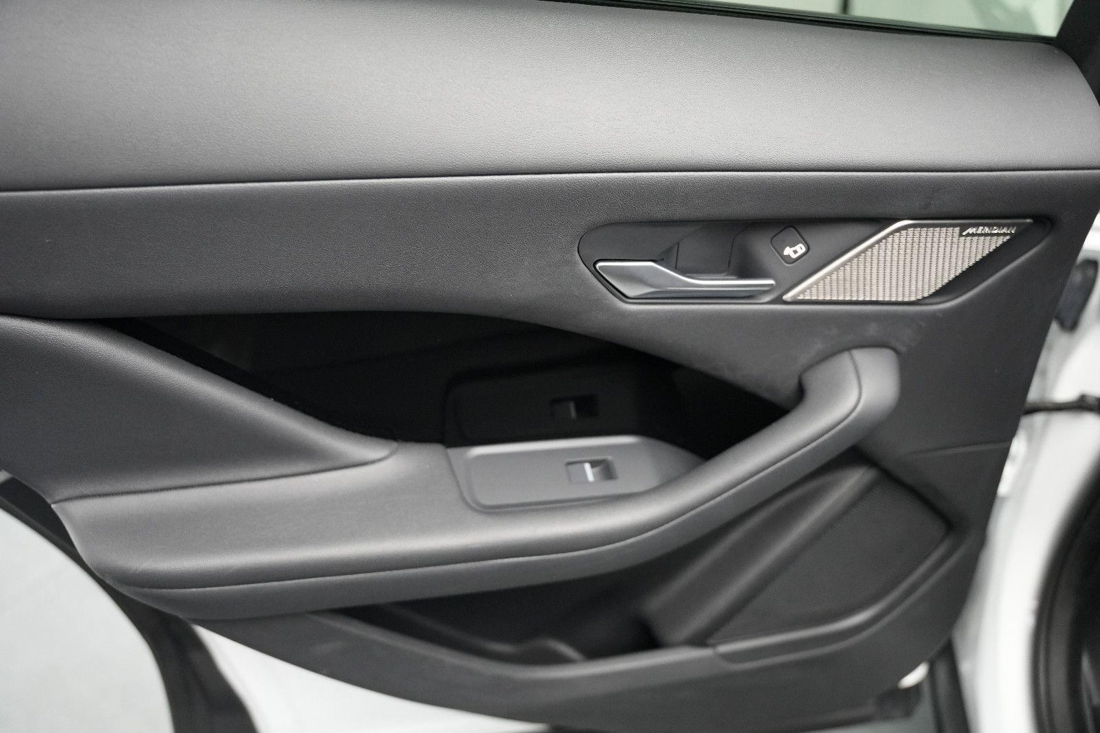 Fahrzeugabbildung Jaguar I-PACE 400 AWD/Black-Pack/CarPlay/MERIDIAN/89,6%