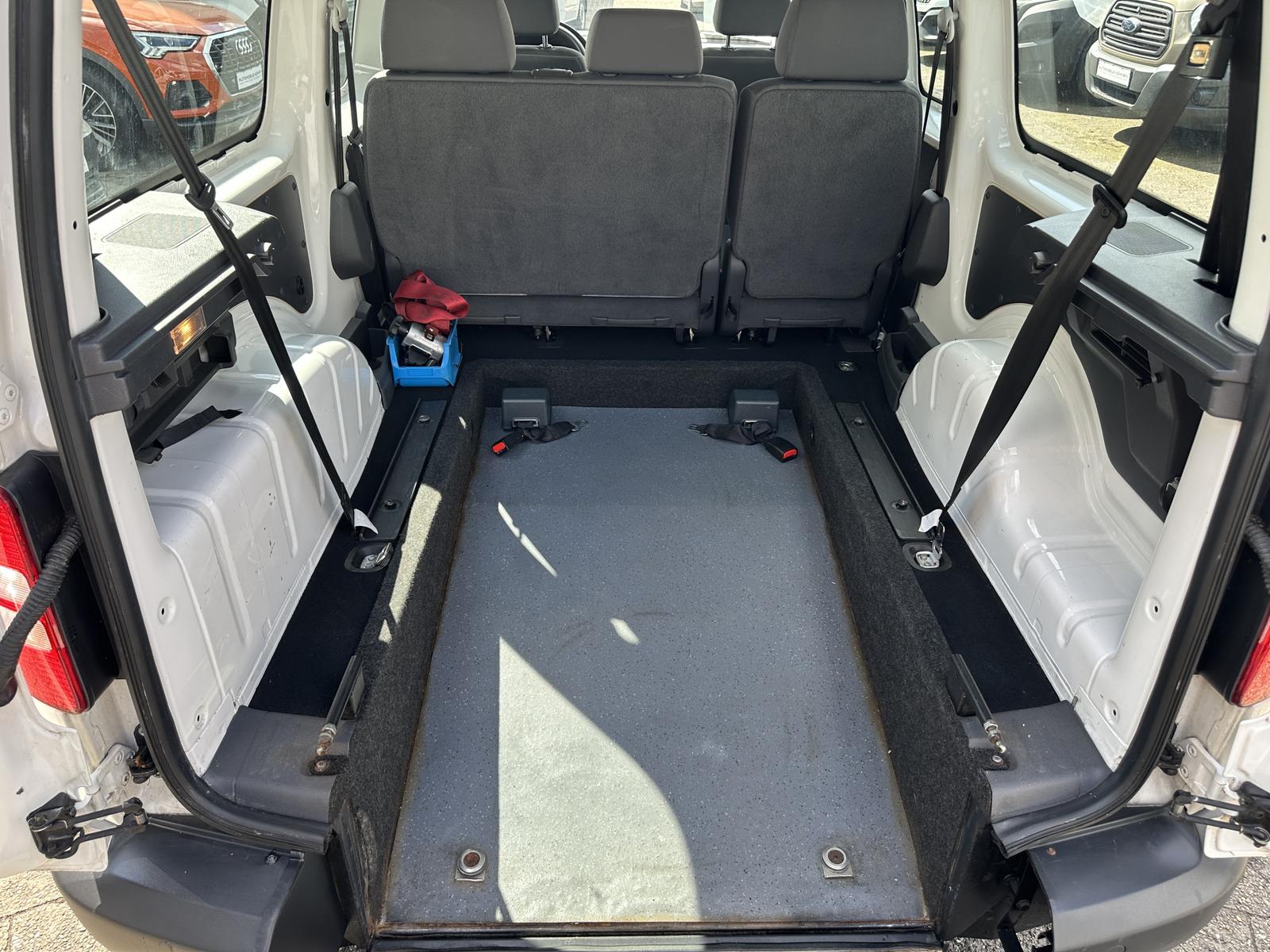 Volkswagen Caddy Maxi RAMPE / ROLLSTUHL / 1 HAND / 