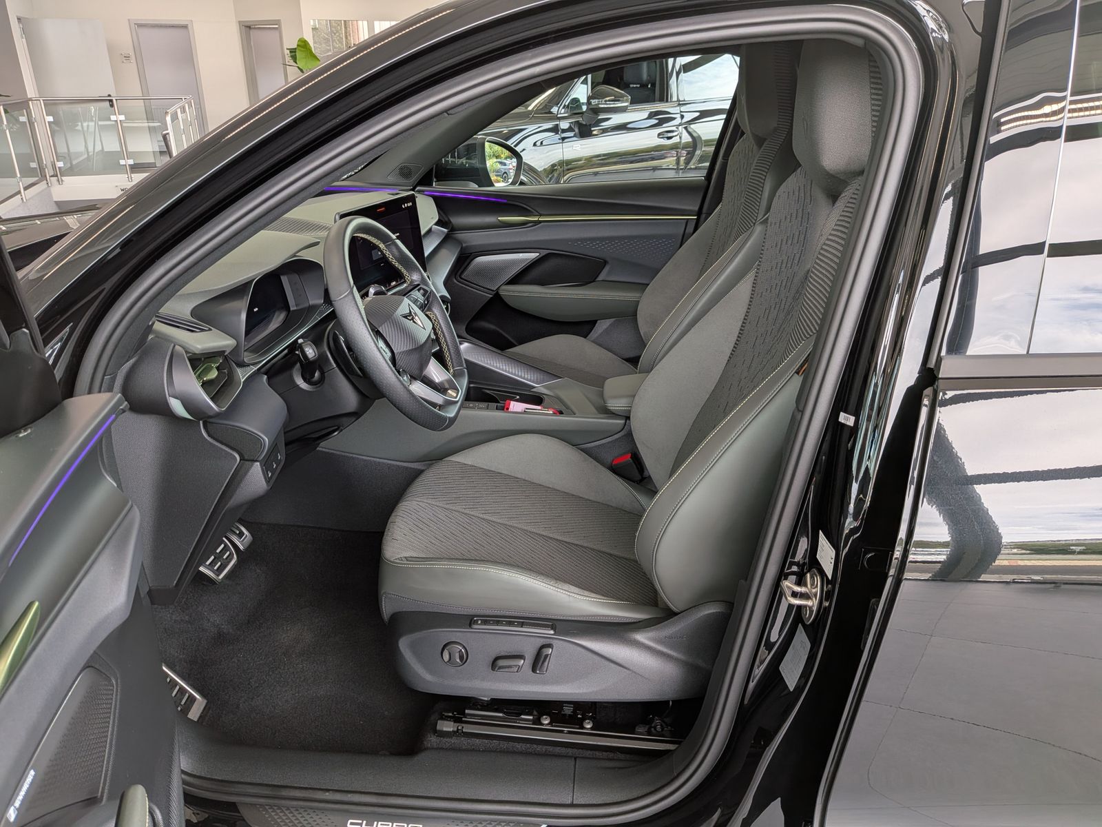 Fahrzeugabbildung CUPRA Terramar 1.5 eTSI Tribe Sennh Matrix HUD AHK 20