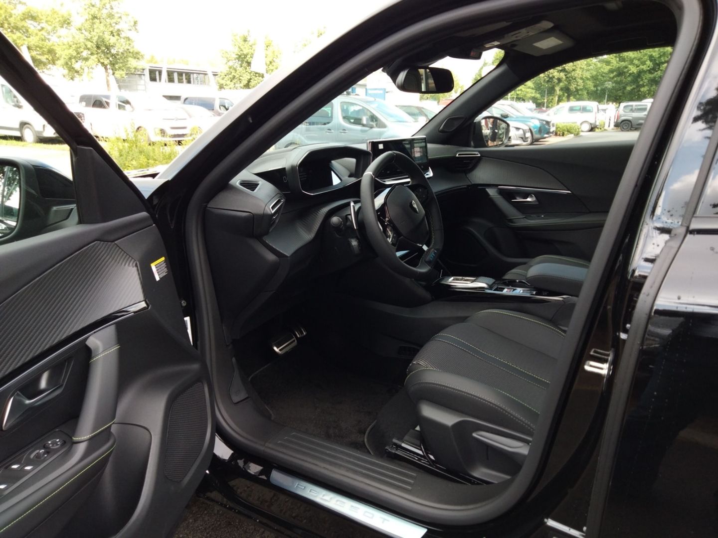 Fahrzeugabbildung Peugeot 2008 GT Hybrid 145 e-DSC6 El. Panodach Navi ACC