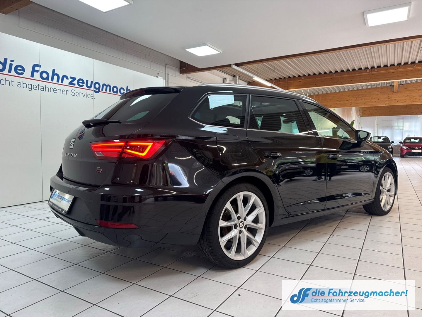 Fahrzeugabbildung SEAT Leon ST FR Panorama Navi Leder LED Sperrdiff. AC