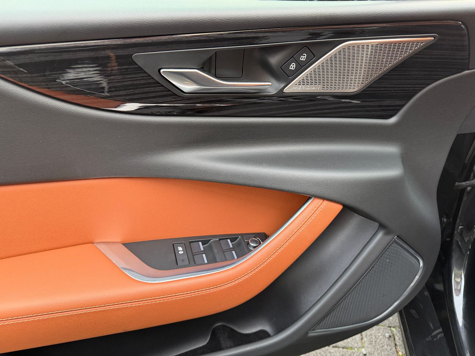 Fahrzeugabbildung Jaguar XE R-Dynamic Black/360°/NAVI/APPLE/SOUND/SHZ