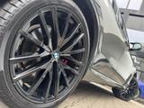 BMW X5 M60i xDrive DA AHK PA Prof SkyLounge H/K 22"  - BMW X5 M60 mit Schiebedach