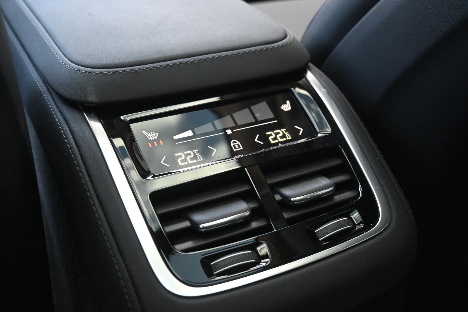 Fahrzeugabbildung Volvo XC90 T8 AWD Plus Dark*PANO*360°*HuD*H&K*ACC