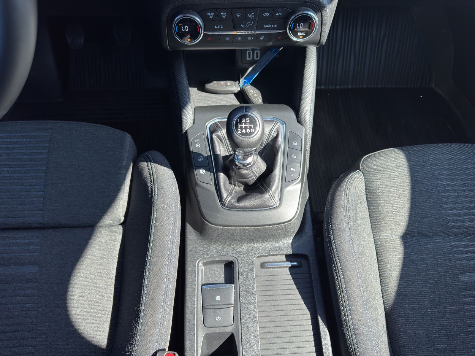 Fahrzeugabbildung Ford Focus Lim. Active X*Ahk*Kamera*Head-Up*LED*