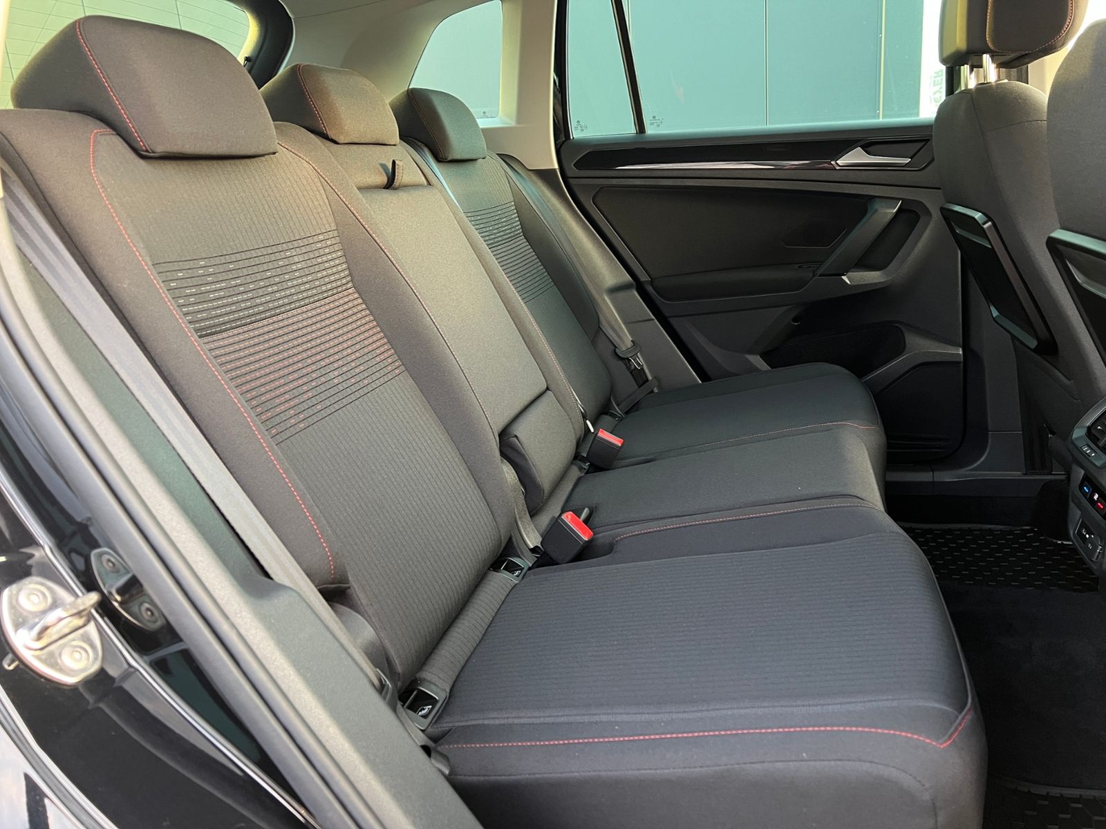 Fahrzeugabbildung Volkswagen Tiguan SOUND 1.4 TSI ACT BMT *AHK, Navi, Kamera*